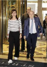  ?? LaPresse ?? L’arrivo di Joseph “Sepp” Blatter (82 anni) con la fidanzata nell’hotel moscovita