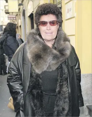  ?? Giuseppe Aresu Associated Press ?? ‘SHE ALWAYS HAD A LOVE OF BEAUTY’ Carla Fendi arrives at her company’s fashion show in Milan in 2011. She and her sisters transforme­d a family leather goods business into a luxury fashion house that achieved global renown.
