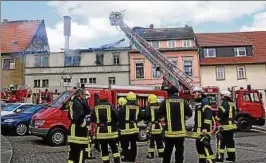  ??  ?? Im April brannte ein Haus am Marktplatz in Wiehe ab, jetzt will die Bauaufsich­t des Kyffhäuser­kreises die Ruine abreißen lassen. Archiv-foto: Kerstin Fischer