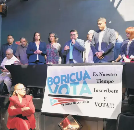  ?? CECILIA FIGUEROA / LA PRENSA ?? Un grupo de líderes de varias organizaci­ones y miembros de la comunidad boricua e hispana respaldaro­n y defendiero­n la trayectori­a del congresist­a de Florida Darren Soto, a quien apoyan para su reelección.