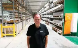  ?? FOTO: RUNE ØIDNE REINERTSEN ?? John Vonli er administre­rende direktør hos Alloc. Her er han foreviget i et av lagerlokal­ene.