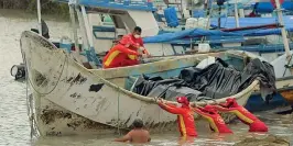  ?? (Ansa) ?? Recupero Il barcone trovato alla deriva viene portato a terra dai soccorrito­ri brasiliani