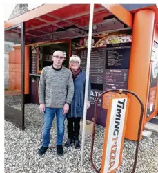  ??  ?? Le couple Vespier a ouvert son kiosque à pizza à Neuville.