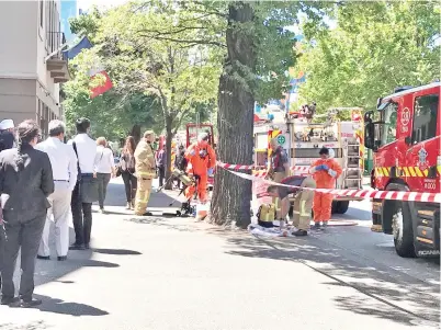  ?? — Gambar Reuters ?? HAZMAT dan lima kru kelihatan di luar konsulat Perancis dan konsulat India di Jalan St Kilda di Melbourne, Australia, pada Rabu.