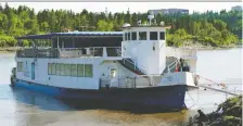  ?? LARRY WONG ?? The Edmonton Riverboat is being fixed at Whitemud Park after the boat was damaged in April by high water levels.