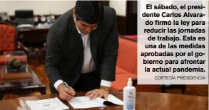  ??  ?? El sábado, el presidente Carlos Alvarado firmó la ley para reducir las jornadas de trabajo. Esta es una de las medidas aprobadas por el gobierno para afrontar la actual pandemia.