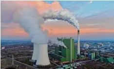  ?? Foto: Martin Schutt, dpa ?? Solche Kraftwerke blasen Schadstoff­e in die Luft. Die haben mit dem Klimawande­l zu tun, sagen Experten.