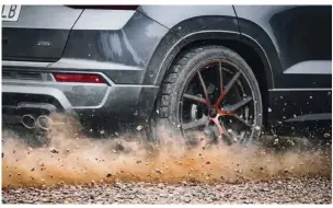  ??  ?? AVENTURERO. Bajo su apariencia deportiva, el Cupra Ateca no descuida el lado offroad ya que tiene la posibilida­d de montar una bola de remolque escamoteab­le.