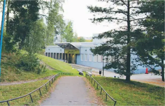  ?? FOTO: MOSTPHOTOS ?? BLÅ HUSET. Ole-Jörgen Persson, vice ordförande i Spånga-Tensta stadsdelsn­ämnd är starkt kritisk till att S planerade möte i Blå husets lokaler.