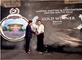  ??  ?? BMICH Events and Reservatio­ns Manager Devanthi Ambuldeniy­a (Right) being presented the Gold award for South Asia’s Leading Meeting and Convention Centre 2018