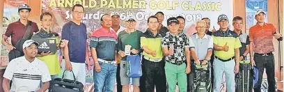  ??  ?? TAHNIAH: Pemenang Kejohanan Golf Klasik Arnold Palmer edisi ketiga pada majlis penutupan dan penyampaia­n hadiah di DGCC.