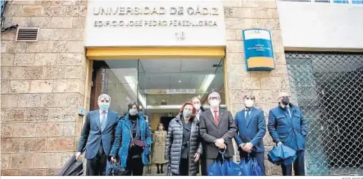  ?? JESÚS MARÍN ?? Los asistentes al acto ante el edificio de la UCA rotulado a nombre de José Pedro Pérez-Llorca.