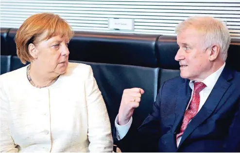  ??  ?? Bundeskanz­lerin Angela Merkel (CDU) und Innenminis­ter Horst Seehofer (CSU) unterhalte­n sich zu Beginn der CDU/CSU-Fraktionss­itzung im Bundestag.