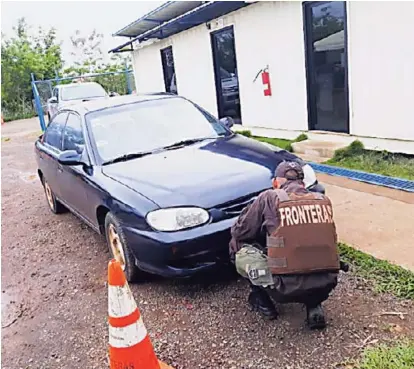  ?? CORTESÍA DEL MINISTERIO DE SEGURIDAD PÚBLICA. ?? Los migrantes son transporta­dos frecuentem­ente en taxis ilegales hasta el centro de Los Chiles, en donde toman buses hacia el resto del país.