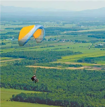  ?? DISTANCE VOL LIBRE ?? Lorsque le ciel n’est pas trop chargé et les vents pas trop forts, les parapentes et les deltaplane­s tournoient au-dessus de la montagne.