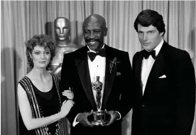  ?? ?? Louis Gossett Jr with his Oscar in 1983, flanked by Susan Sarandon and Christophe­r Reeve. Photograph: AP