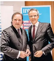  ?? FOTO: ENDERMANN ?? Handwerks-Präsident Andreas Ehlert (rechts) und NRW-Finanzmini­ster Lutz Lienenkämp­er