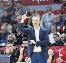  ?? MIGUEL ÁNGEL GRACIA ?? Porfirio da indicacion­es a sus jugadores en un partido en el Príncipe Felipe.