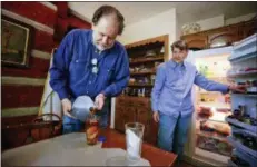  ?? BRYNN ANDERSON — THE ASSOCIATED PRESS ?? Rick Bragg, 58, left, pours sweet tea into a glass for his mother, Margaret Bragg, 81, right, , in Jacksonvil­le, Ala. Bragg’s mother Margaret is the subject of his latest book, “The Best Cook in the World.”