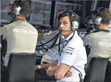  ??  ?? DECISIÓN. En Mercedes todavía dan vueltas a cuál será el mejor suplente de Rosberg.