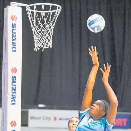  ?? Photo / Photosport ?? Grace Nweke was on hand to gather in a lobbed pass and score the winner for the Tactix.