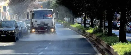  ??  ?? Una delle autobotti del Servizio giardini del Campidogli­o spruzza detergente naturale per pulire l’asfalto Via Baldo degli Ubaldi