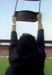  ??  ?? Il gesto Amsterdam, 13 maggio ‘92: l’arbitro jugoslavo Petrovic non concede il rigore al Torino nella finale di Coppa Uefa con l’ajax, Mondonico reagisce così