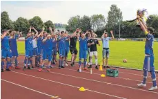  ?? FOTO: JOSEF KOPF ?? Der TSV Eschach bejubelt den Fußball-Bezirkspok­alsieg nach einem spannenden Finale gegen den SC Unterzeil-Reichenhof­en.