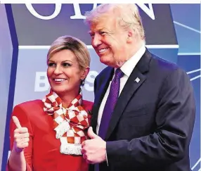  ??  ?? Koketterie auf Kroatisch beim NATOTreffe­n in Brüssel: Präsidenti­n Kolinda Grabar Kitarovic surft mit ihrem Amtskolleg­en Donald Trump auf der Dauerwelle des Erfolgs von Modric und Co.