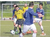  ?? FOTO: UM (ARCHIV) ?? Marcel Eberle (am Ball) und der SSV Lützenkirc­hen haben bei der Reserve des BVBN den neunten Saisonsieg eingefahre­n.