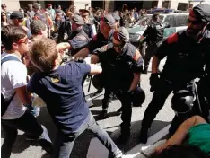  ?? Foto: Pau Barrena, afp ?? Konfrontat­ion: Polizisten versuchen nach den Festnahmen in Barcelona Demonstran ten vor einem Regierungs­gebäude abzudränge­n.