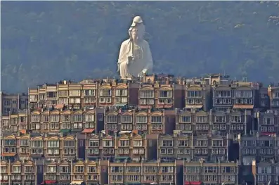  ?? Foto Bobby Yip/Reuters Pictures ?? 76 metrov visoki kip, del samostana Tsz Shan, nad prestižno četrtjo Taipo v Hongkongu