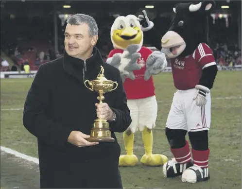  ?? Picture: SNS ?? paul Lawrie shows off the ryder Cup at pittodrie. he is torn between playing in morocco or watching aberdeen in the League Cup final