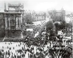  ??  ?? 1918: Der Waffenstil­lstand von Compiègne (links) beendet die Kampfhandl­ungen im Ersten Weltkrieg – und die Novemberre­volution in München gebiert den Freistaat.