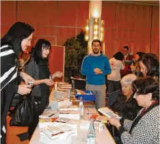  ?? Foto: Anja Fischer ?? Renate Schmidt und Helma Sick (beide sitzend) signierten ihr Buch am Stand von Bü cher DiSanto.