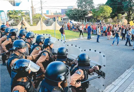  ??  ?? Depois do confronto entre policiais e manifestan­tes pró-Lula na noite de sábado, segurança foi reforçada e ruas foram bloqueadas em Curitiba