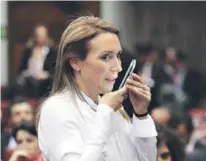  ??  ?? ► ME-O no dudó en mencionar a su señora, la conductora de TV Karen Doggenweil­er, en una de sus intervenci­ones.