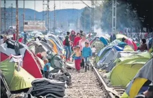  ?? MATT CARDY/GETTY IMAGES ?? A refugee camp at Idomeni on the GreekMaced­onia border on March 11, 2016.