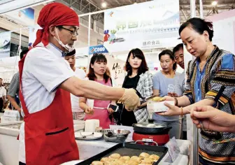  ??  ?? The Sixth Weihai Internatio­nal Food Expo last June wooed many locals.