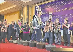  ??  ?? PENGHORMAT­AN TERTINGGI: Abang Johari dan Juma’ani diberi penghormat­an berjalan di atas gong pada majlis meraikan pelantikan beliau sebagai Ketua Menteri Sarawak. Kelihatan sama Dennis (kanan) dan Antonio (dua kiri, belakang).