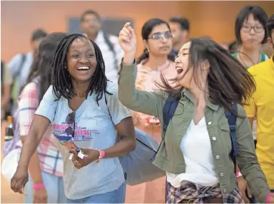  ?? CHERYL EVANS/THE REPUBLIC ?? Arizona State University students Ermyntrude Adjei (left), from Ghana, and Saori Miakomi, from Japan, enjoy an orientatio­n event at the Tempe campus.