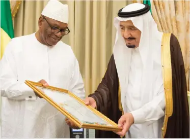  ??  ?? King Salman exchanges gifts with visiting Malian President Ibrahim Boubacar Keita at the Al-Yamamah Palace in Riyadh on Tuesday. (SPA)