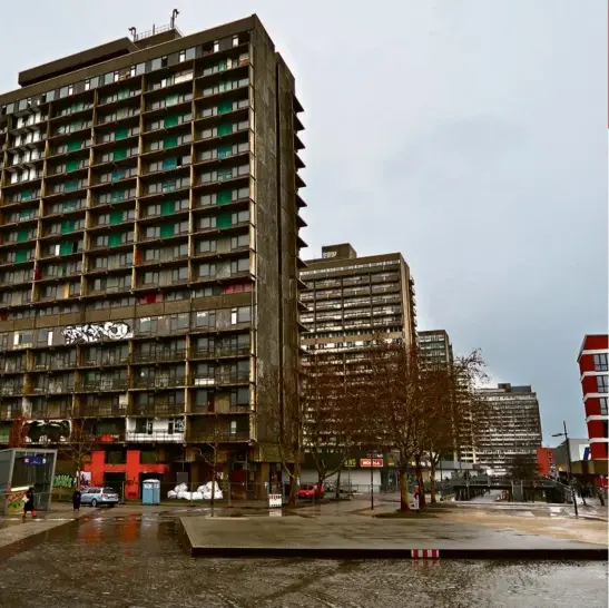  ?? Photos Nicolas Offenstadt. Albin Michel ?? Des immeubles dans le centre de HalleNeust­adt (2019) et, ci-dessous, un exemplaire du National-Zeitung (2016) à Francfort-sur-l’Oder.