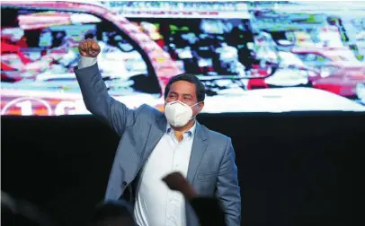  ?? EFE ?? El candidato Andrés Arauz celebró ayer su victoria en la primera vuelta de los comicios ecuatorian­os