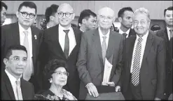  ??  ?? ASEAN Business Advisory Council Philippine­s chairman Joey Concepcion, Century Pacific Food’s executive chairman Chris Po and chairman emeritus Ricardo Po, together with Malaysia Prime Minister Mahathir bin Mohamad.