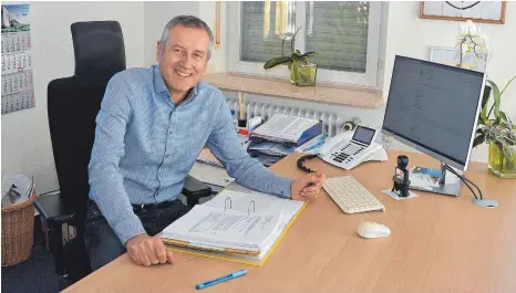  ?? FOTO: ULRICH STOCK ?? Hans Kern zeigt sich entspannt an seinem Arbeitspla­tz im Rathaus – seine Gemeinde profitiert von einer soliden Finanzpoli­tik der letzten Jahre.