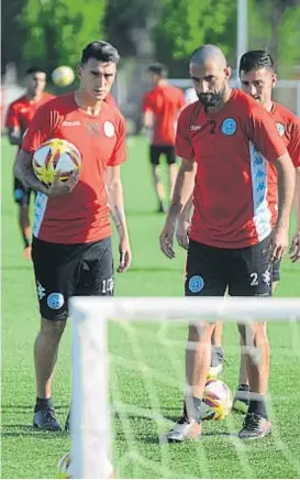  ?? (JOSÉ HERNÁNDEZ) ?? Esperan. Los jugadores se entrenan bajo las órdenes de Darío Cavallo mientras aguardan la llegada del nuevo entrenador.