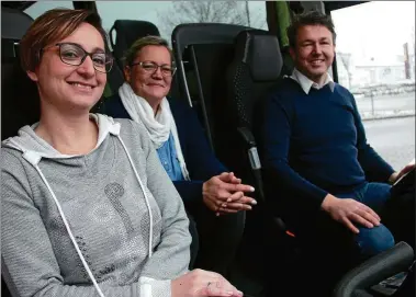  ?? FOTO: HANS-PETER BLUM ?? Reiseleite­rin Marion Börngen, Firmenchef­in Katrin Brauer und Busfahrer Michael Kimpel (von links) in dem modernen Reisebus, der im April ins englische Cornwall fahren wird.