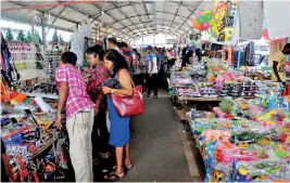  ??  ?? Fewer shoppers at the stalls this Christmas season