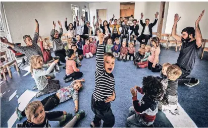  ?? RP-FOTO: MARKUS VAN OFFERN ?? Hände hoch für die „Räuberhöhl­e“. Die Kinder des Awo-Kindergart­ens auf dem ehemaligen Kasernenge­lände nehmen ihre neuen Räumlichke­iten schon nach wenigen Tagen sichtbar mit Begeisteru­ng in Beschlag.